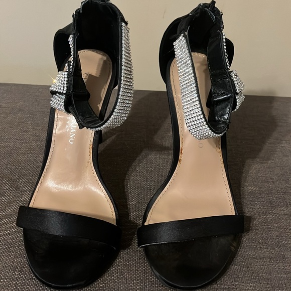 Christian Siriano Bow Heels - Picture 2 of 6